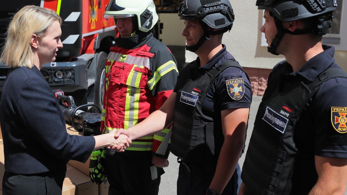 Ambassador Brink handed over USAID-provided personal protective equipment and emergency rescue equipment to the State Emergency Service of Ukraine (SESU). USAID has provided $4 million in equipment to SESU since the start of the war.