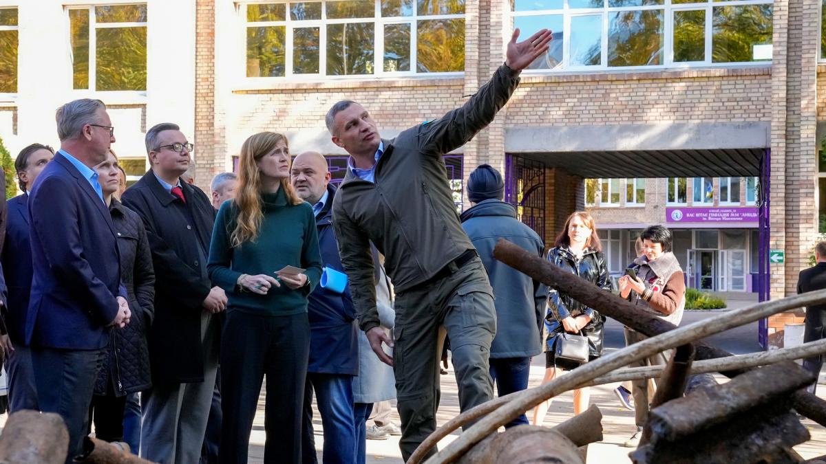 During her visit to Kyiv, USAID Administrator Power and Ambassador Brink joined Kyiv Mayor Vitali Klychko to visit a school that has access to heating again thanks to USAID assistance.