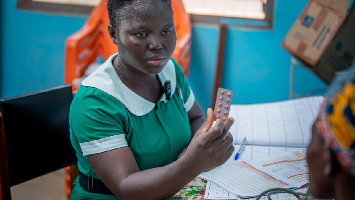 Gloria explaining medication to a pregnant mother