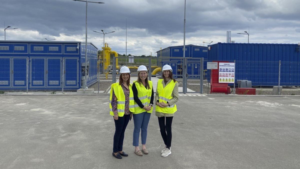 Gender Expert Hayley Samu, middle, on site coaching