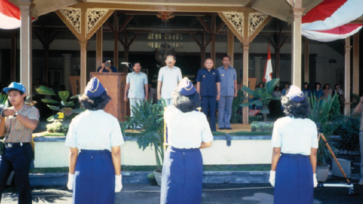 BKKBN Chairman Dr. Haryono Suyono witnesses health workers giving a service pledge