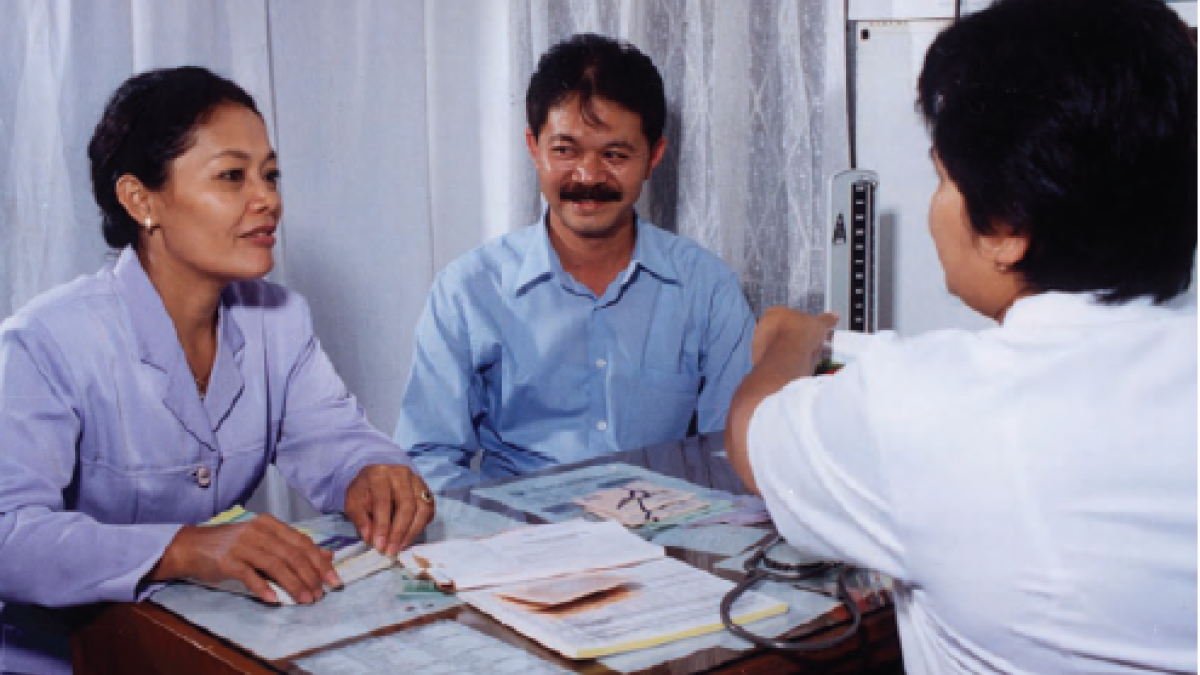 A midwife at a private sector clinic counsels a couple on their contraceptive options