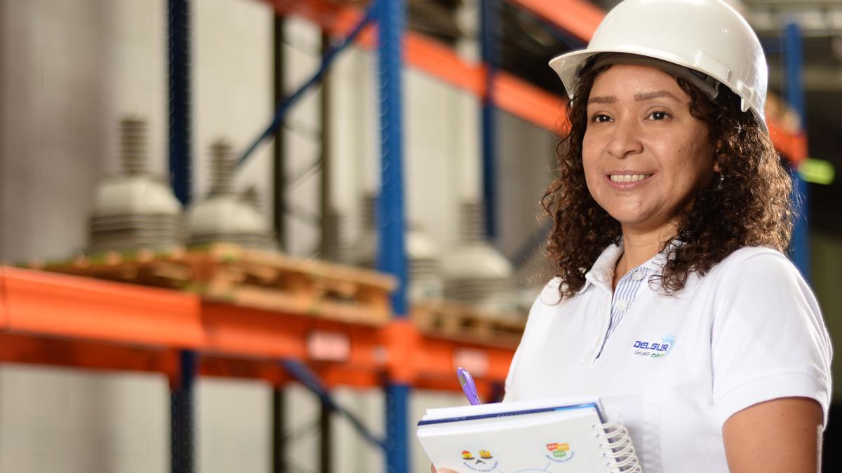 Sara Villa in white hard hat