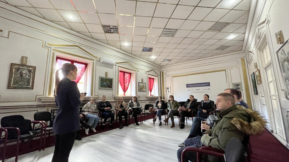 Instruktor tokom obraćanja turističkim radnicima i ugostiteljima. 