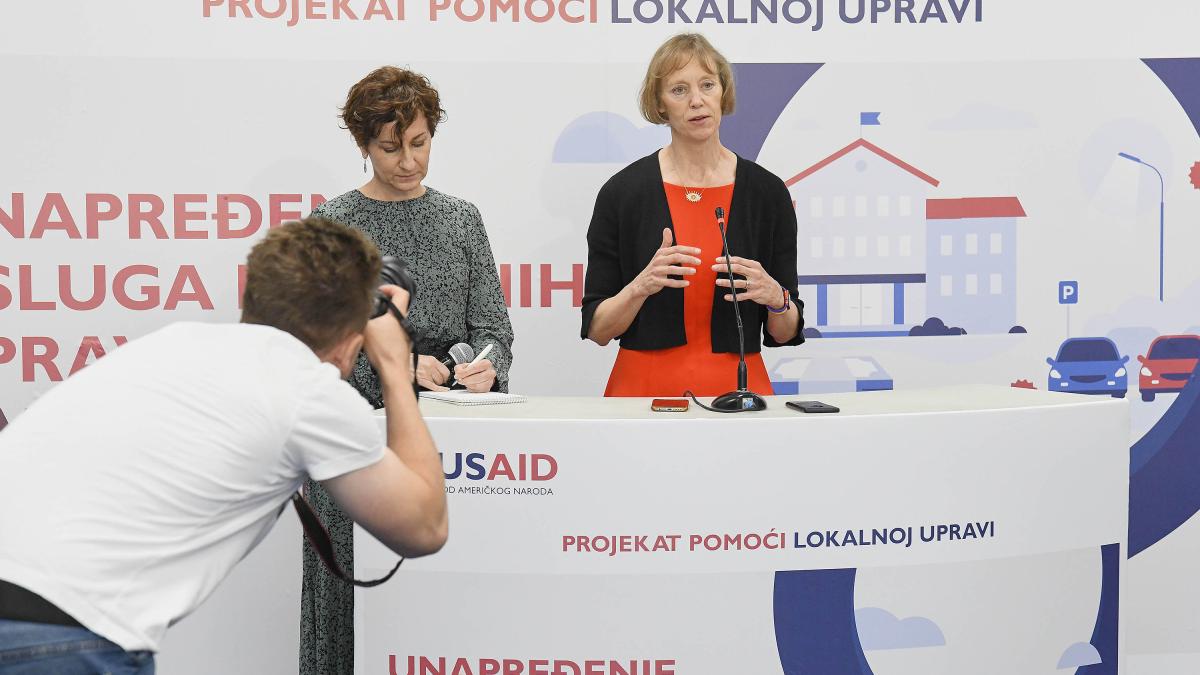 Direktorica misije USAID-a Courtney Chubb daje izjavu za medije