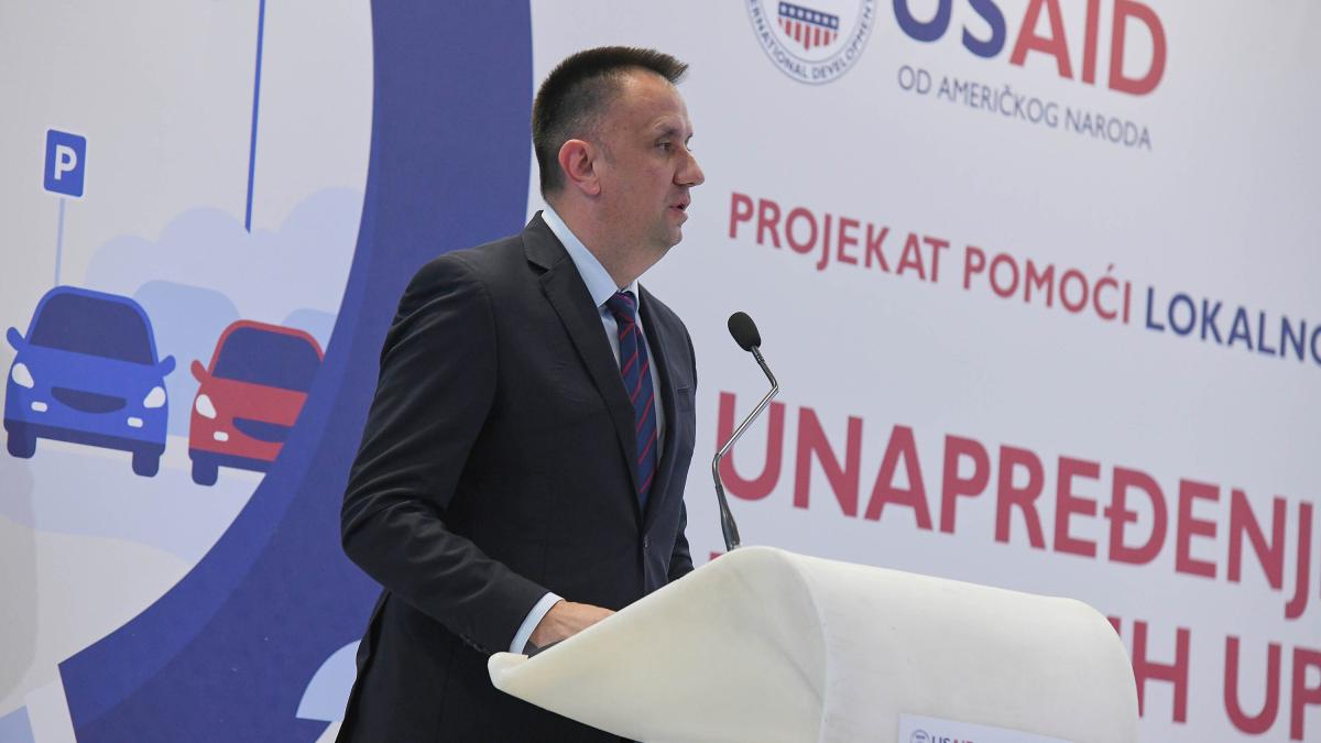 Vedran Lakić Ministar Federalnog ministarstva energije, rudarstva i industrije daje izjavu za medije