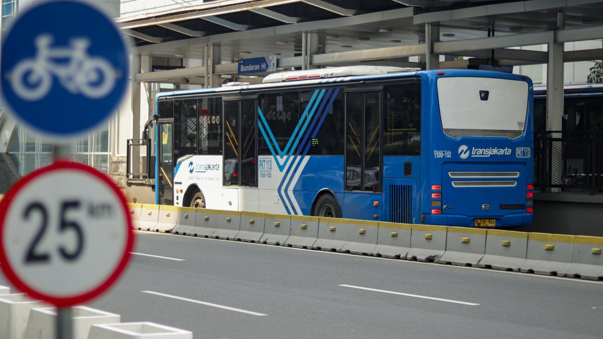 A Transjakarta bus stops at Bundaran HI station in 2021.