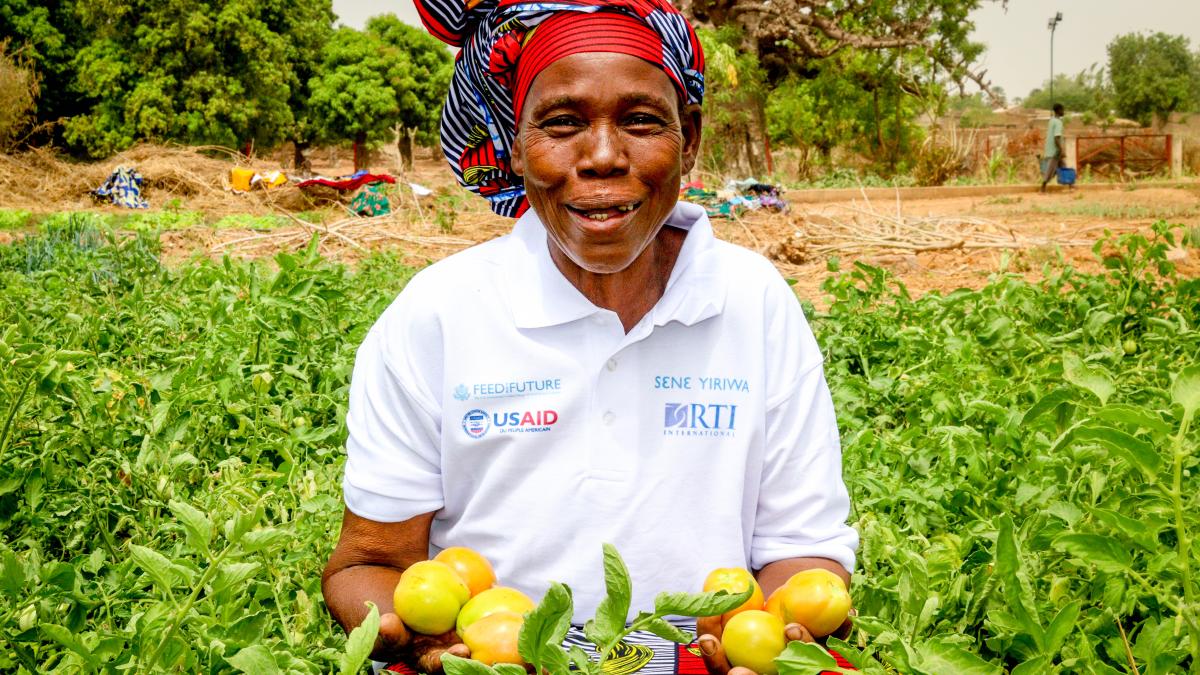 Banifé Dembélé, from Suturaton cooperative, Nampossela, Koutiala region, presents some of her tomato yield