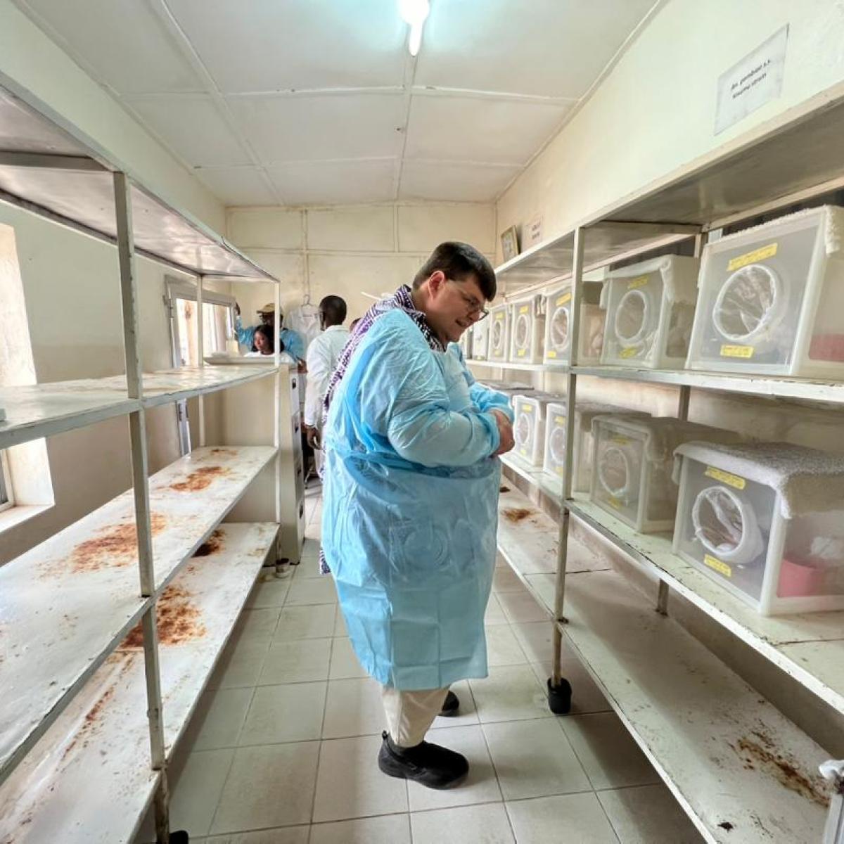 Ambassador Hunt Visits US Government-supported Facility to Fight Malaria in Sierra Leone