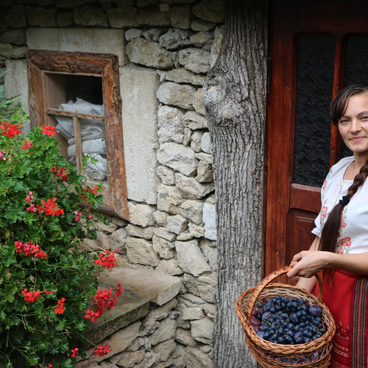 Femeile din mediul rural obțin locuri de muncă, în timp ce pensiunile își întâmpină oaspeții