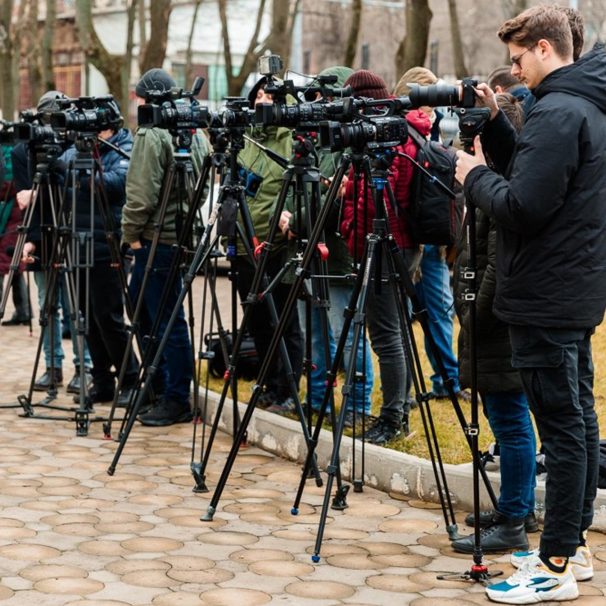 A group of cameramen and journalists