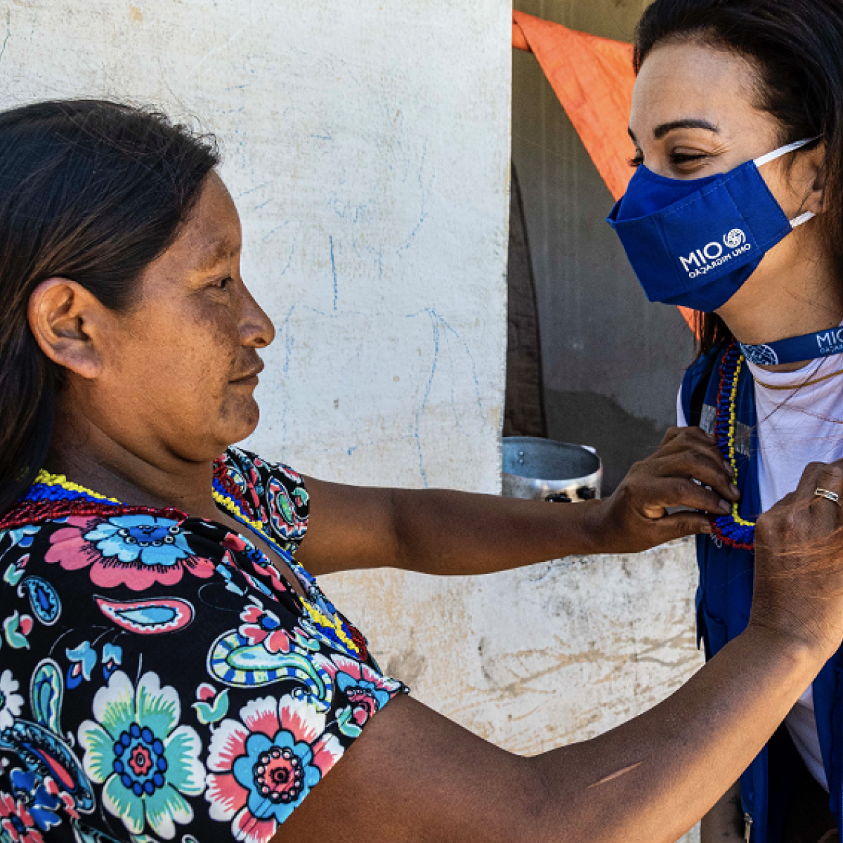 Venezuelean woman smiling to a IOM worker