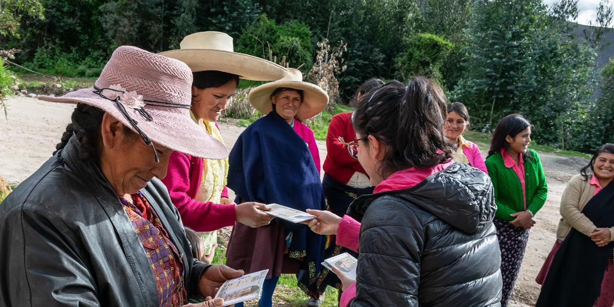 Un grupo de mujeres campesinas aprendiendo acerca del uso de los recursos de las industrias extractivas en su región.