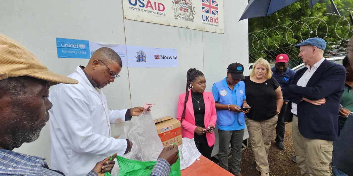 USAID/Malawi Mission Director Pamela Fessenden joined the World Food Program and Malawi Government in a food distribution exercise in Chikwawa district 