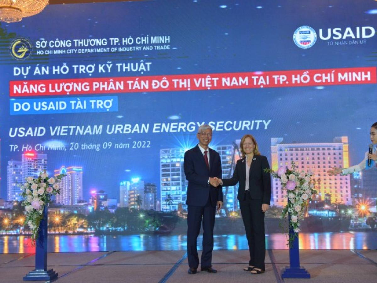 USAID/Vietnam Mission Director Aler Grubbs and HCMC People’s Committee Vice Chairman Vo Van Hoan at the launch event.