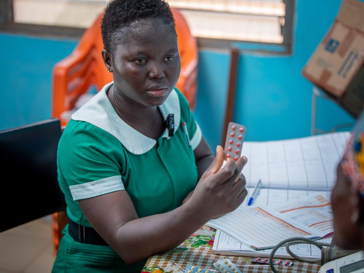 Gloria explaining medication to a pregnant mother