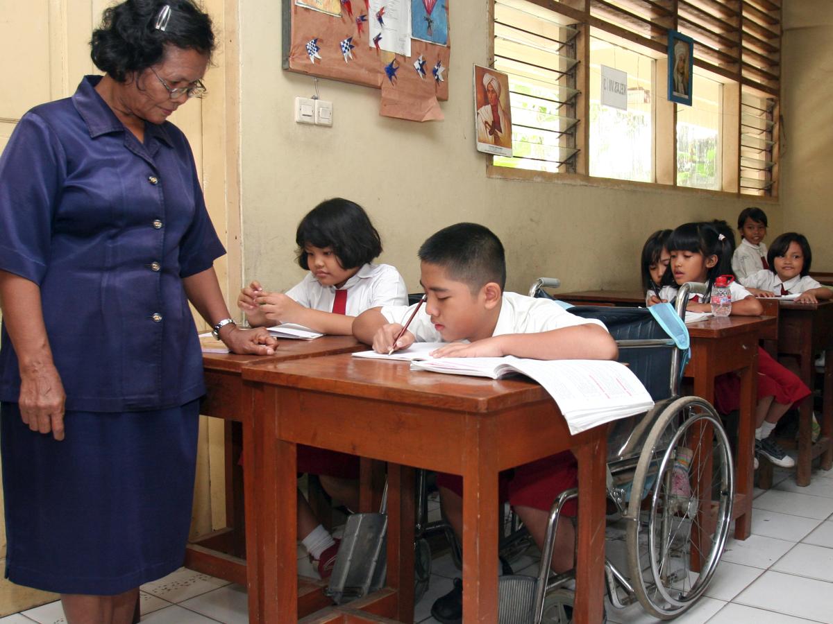 Murid dengan disabilitas belajar di dalam kelas. 