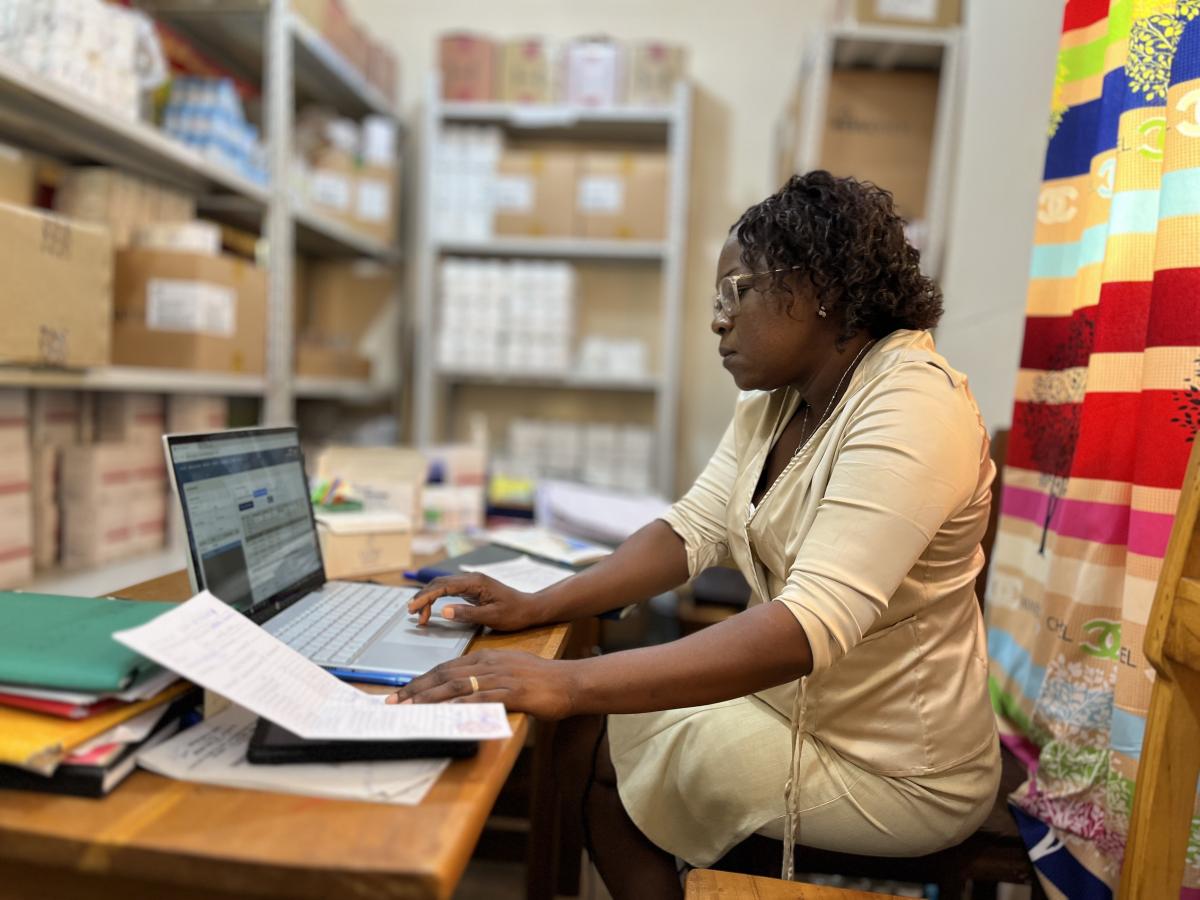 Nurse working at the HIV/AIDS dispensary at the CHUZ in Abomey-Calavi