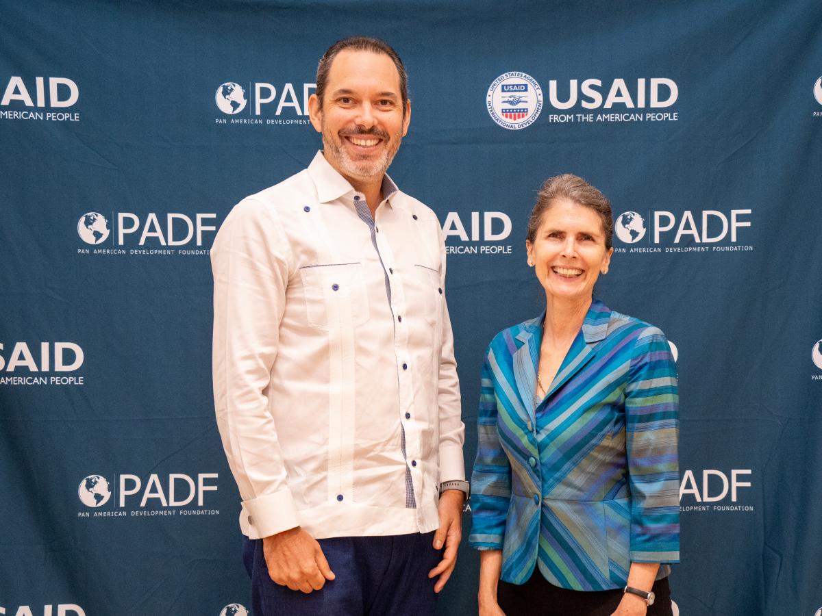 El director interino de la USAID, Robert Clink, posa junto a Katie Taylor, directora ejecutiva de PADF. 