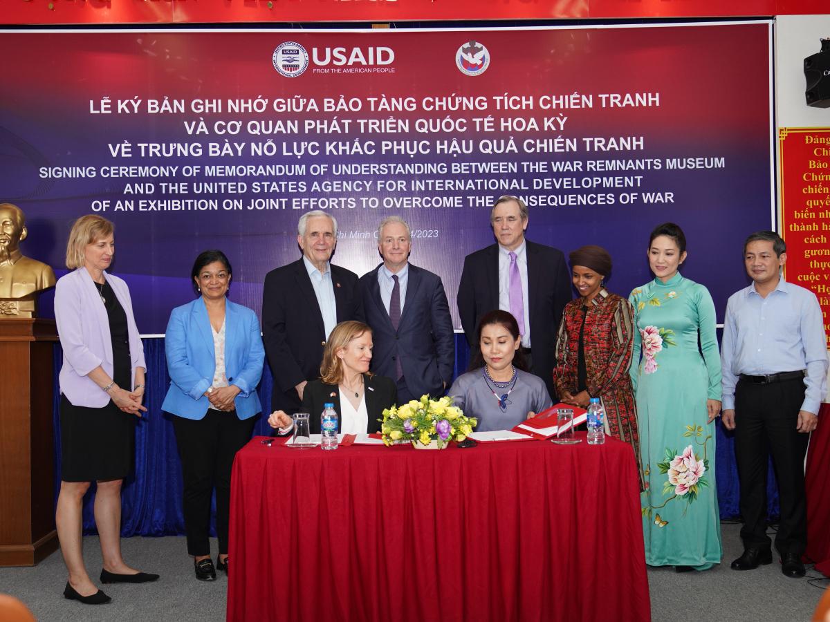 USAID/Vietnam Mission Director Aler Grubbs and Vietnam’s War Remnants Museum Director Dr. Tran Xuan Thao sign a Memorandum of Understanding (MOU) on their partnership at a ceremony held at the War Remnants Museum (WRM), with a visiting delegation of U.S. Congress members led by U.S. Senator Jeff Merkley (D-OR).