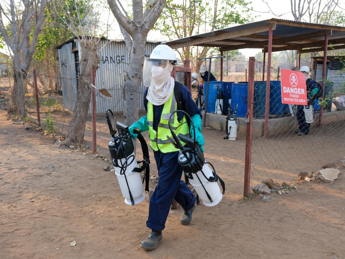 The spray tanks filled with 1 - 3 liters of rinse water from the previous spray day are handed out