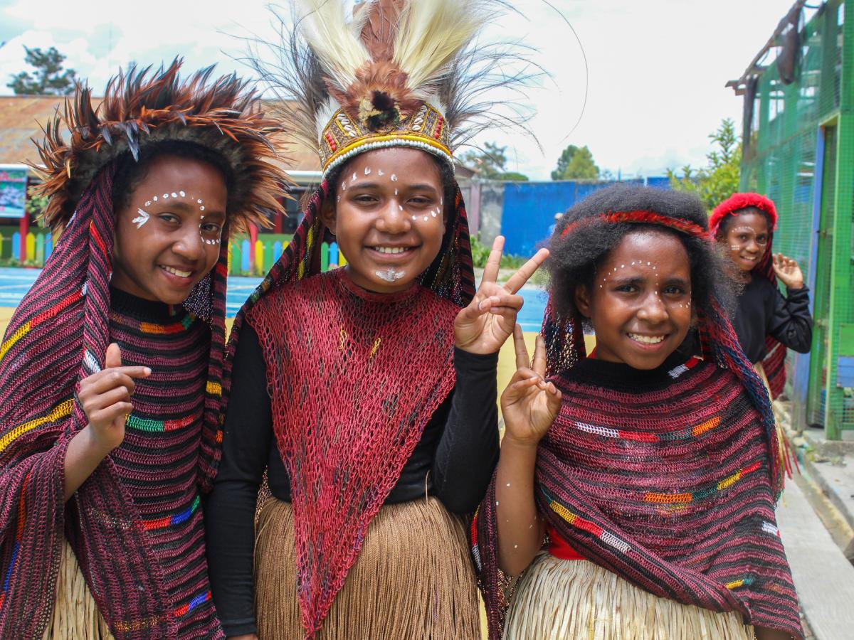 Murid-murid sekolah dasar di Wamena mengenakan pakaian daerah di sekolah