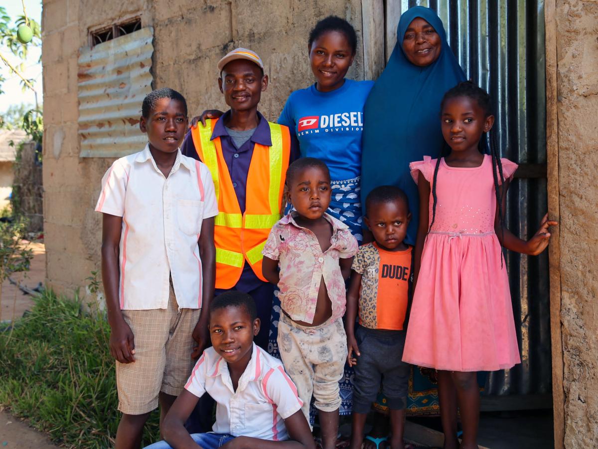 Felisberto Armando with his family, comprising his mother, wife, children and brothers.