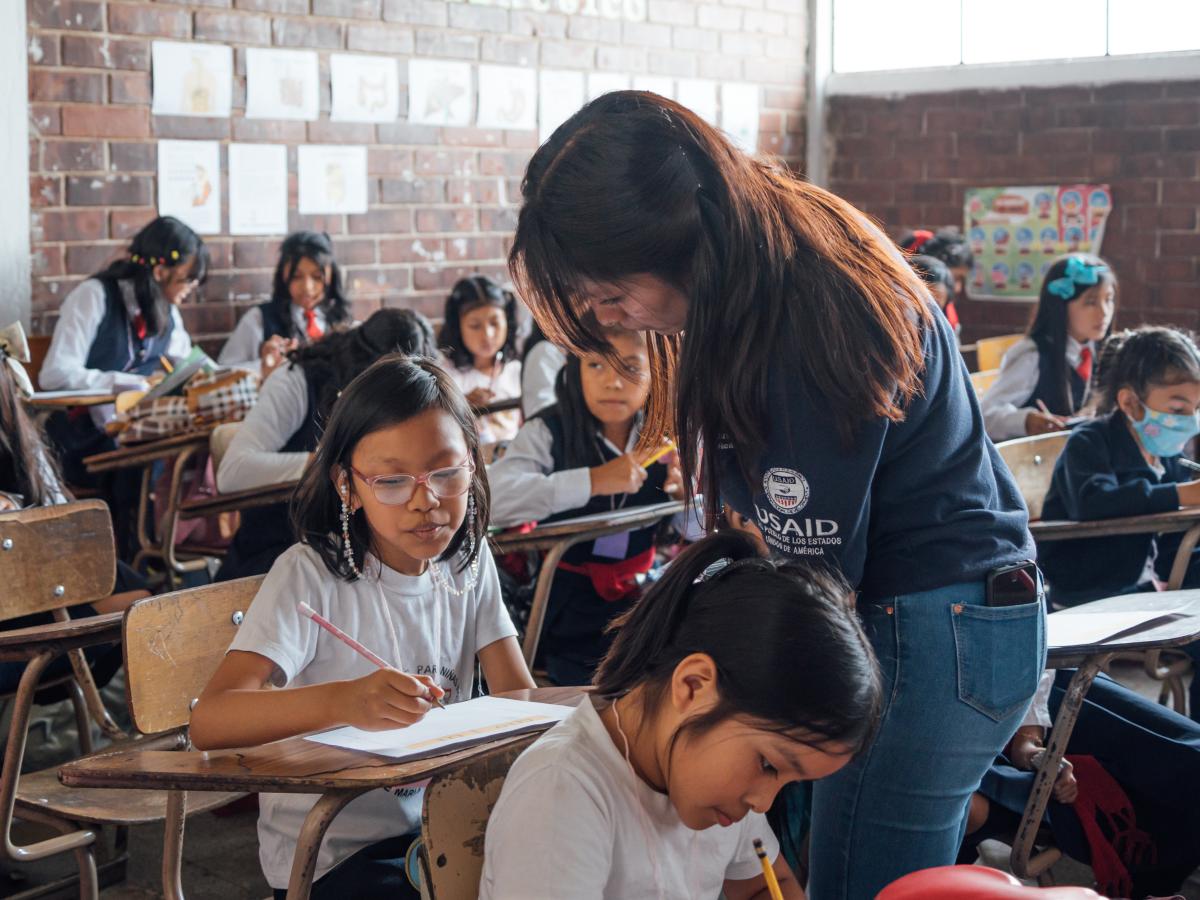 A Gen Now Youth Impact Leader program participant engages with Guatemala school-aged children. In Guatemala, the Gen Now Youth Impact Leaders program laid the foundation for CASC.