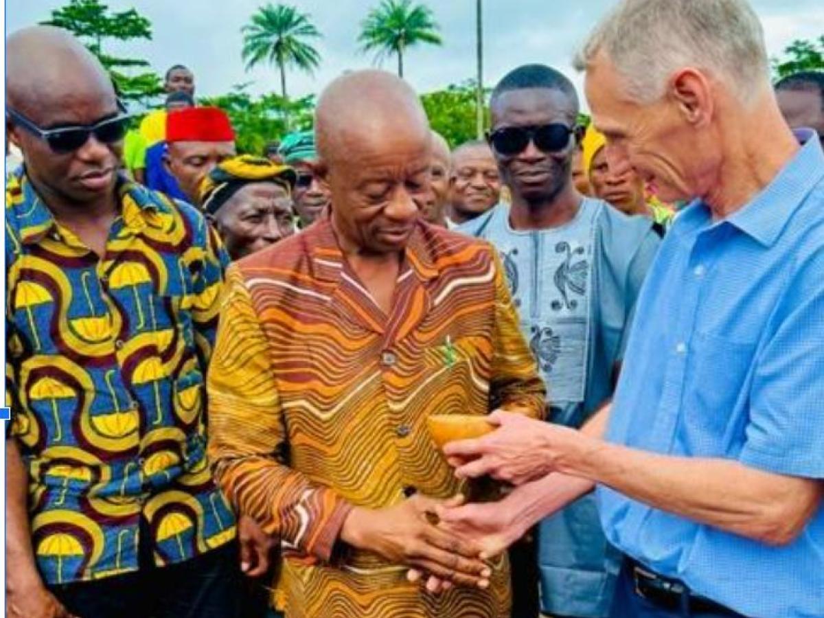 Jim Wright handing over first land deed to Bluyeama leadership