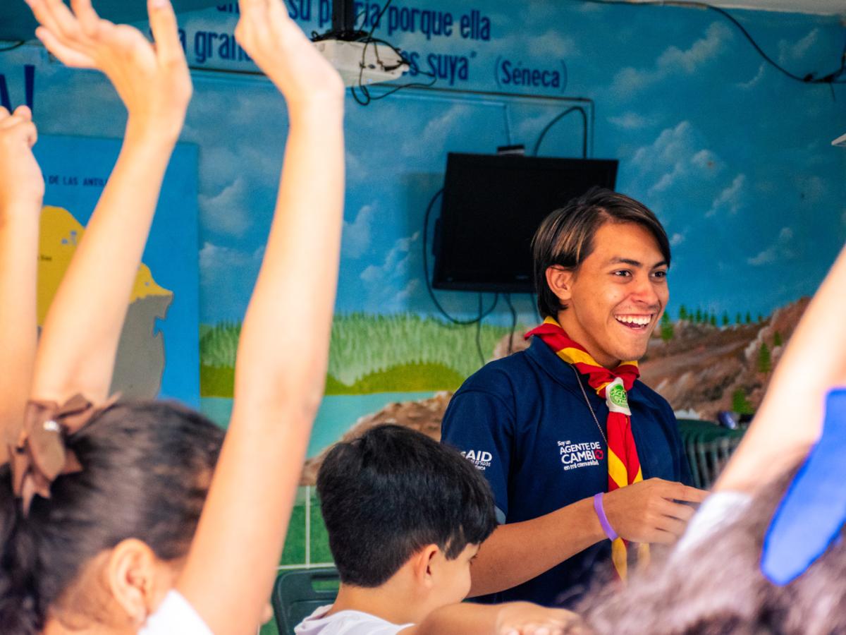 CASC Honduras participant, Alejandro, leads a group activity with students.