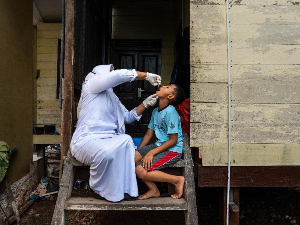 A health worker immunizes a child in Bener Meriah district, Aceh.