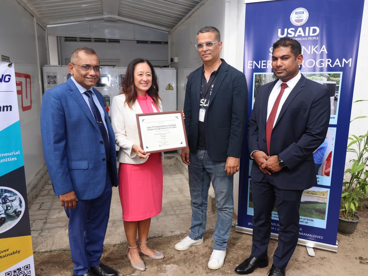 U.S. Ambassador Julie Chung presents the Innovation Competition Award to Sling Chief Executive Officer Love Yadav and Sri Lanka Energy Project representative Kosala Gunawardana in a ceremony at the Center for Women’s Research in Colombo on June 13. Minister Kanchana Wijesekera was also present at the event. 