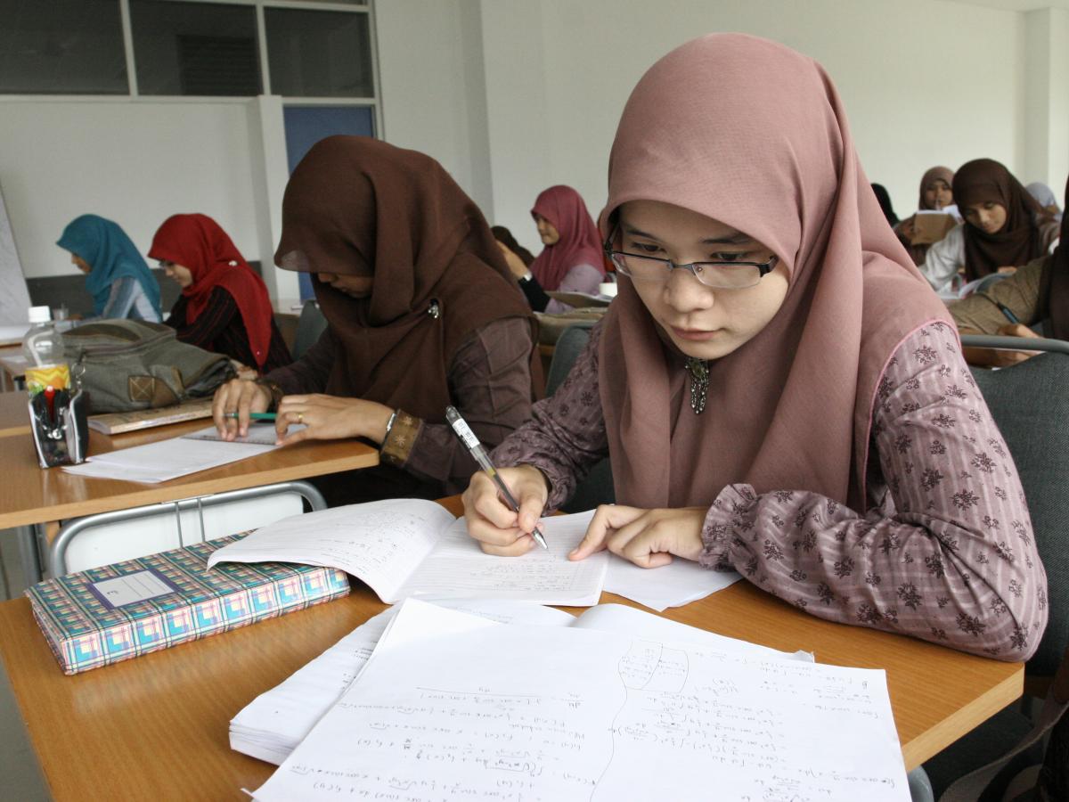 Mahasiswa sedang mengikuti kuliah.