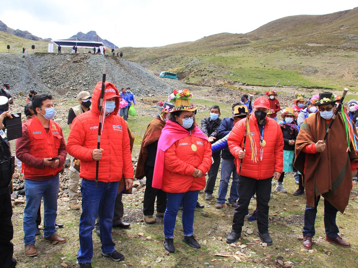 Authorities and State ministers taking part in an opening ceremony in Carampoma