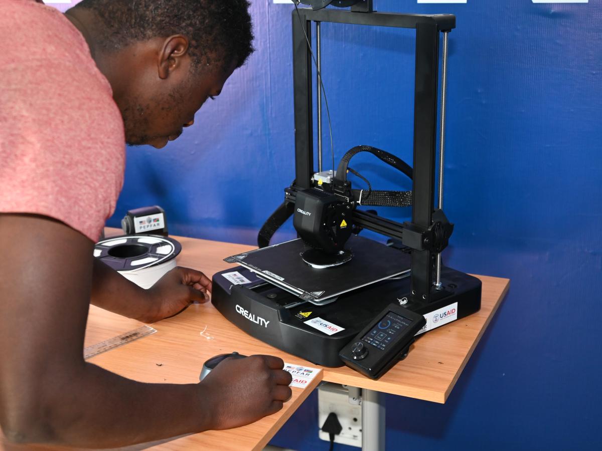 Software Engineer Bernhard Likuwa is calibrating a 3D-Printer which can be used by entrepreneurs at the ALIVE Hub.