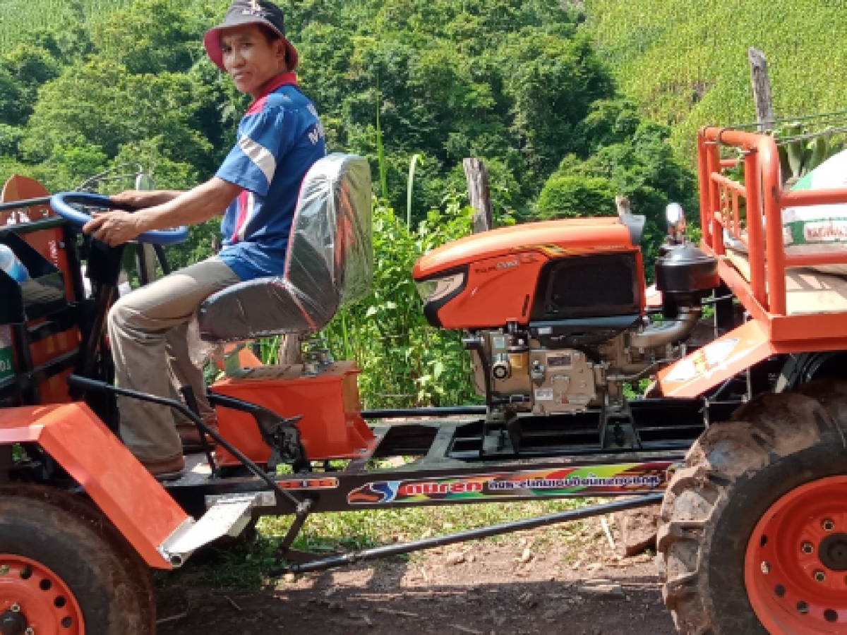 The operator carried crops for his client from the field to the market thanks to a USAID grant. 