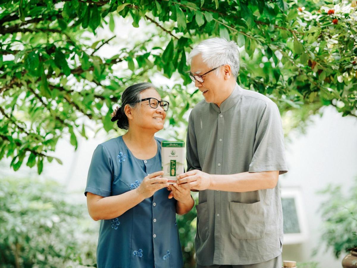 Mr. Son and Ms. Dung founders of tea farm