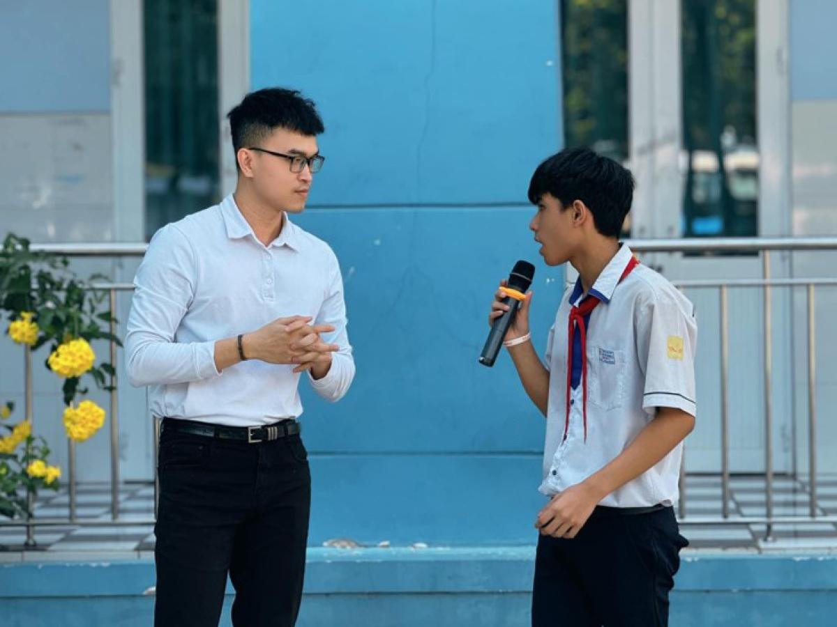 Dr. Thanh engages with students at these events, addressing their questions and providing valuable advice