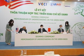 Giám đốc USAID Việt Nam Ann Marie Yastishock cùng đại diện VCCI và Suntory PepsiCo Việt Nam ký bản ghi nhớ.