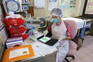 Dr. Ni Ni Kyaw using the 99DOTS dashboard.