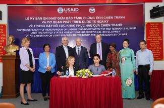 Giám đốc quốc gia USAID tại Việt Nam Aler Grubbs và Tiến sĩ Trần Xuân Thảo, Giám đốc Bảo tàng Chứng tích Chiến tranh cùng ký bản ghi nhớ