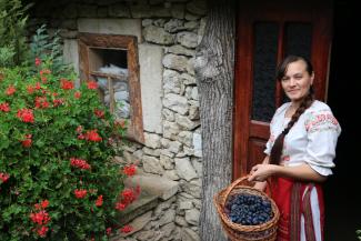 Femeile din mediul rural obțin locuri de muncă, în timp ce pensiunile își întâmpină oaspeții