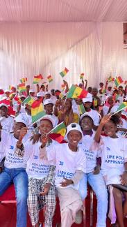 Des écoliers participent au lancement du programme de lecture bilingue de l'USAID, RELIT, qui leur apprend à lire et à écrire dans leur langue maternelle