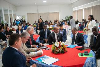 This images represents U.S Chargé d’Affaires Eric Stromayer, Prime Minister of Haiti Ariel Henry, and representatives of the European Union and the United Nations with a group of participants at the presentation of the SMART Survey 2023.