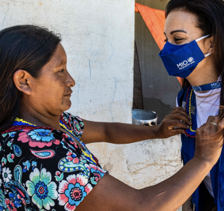 Venezuelean woman smiling to a IOM worker