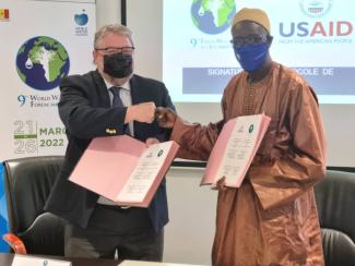 G-D : Peter Trenchard, directeur de l'USAID, et Abdoulaye Sene, secrétaire exécutif du 9e Forum mondial de l'eau.