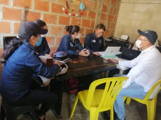 Yamile Vega leads a discussion with local leaders in the El Catatumbo region of Norte de Santander. Photo Credit: OTI Grantee