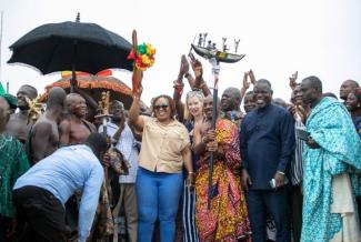 Mission Director Kimberley Rosen helped Ghana's Minister of Fisheries and Aquaculture Development to symbolically open the sea with a key to end the closed fisheries season. Photo credit: Yooku Ata-Bedu, USAID/Ghana.