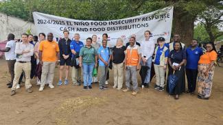 USAID/Malawi Mission Director Pamela Fessenden joined the World Food Program and Malawi Government in a food distribution exercise in Chikwawa district Photo: Oris Chimenya/USAID