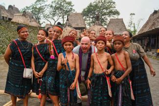 Direktur Jeff Cohen bersama penduduk Desa Adat Bena di Kabupaten Ngada, NTT